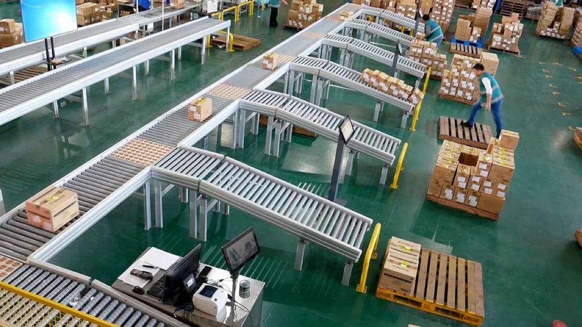 logistics system for e-commerce companies, modern distribution conveyors, materials handling system for online shops, intralogistics solutions, flexible material handling systems